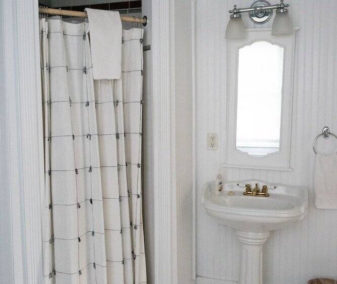 민박 The Dormer House