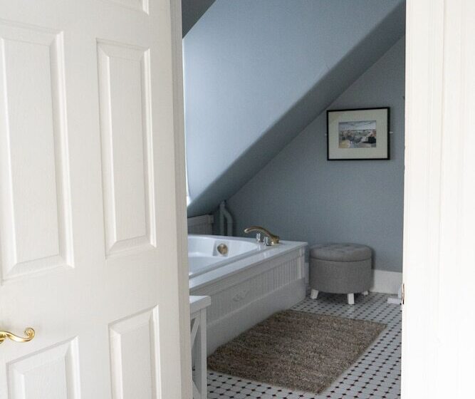 민박 The Dormer House