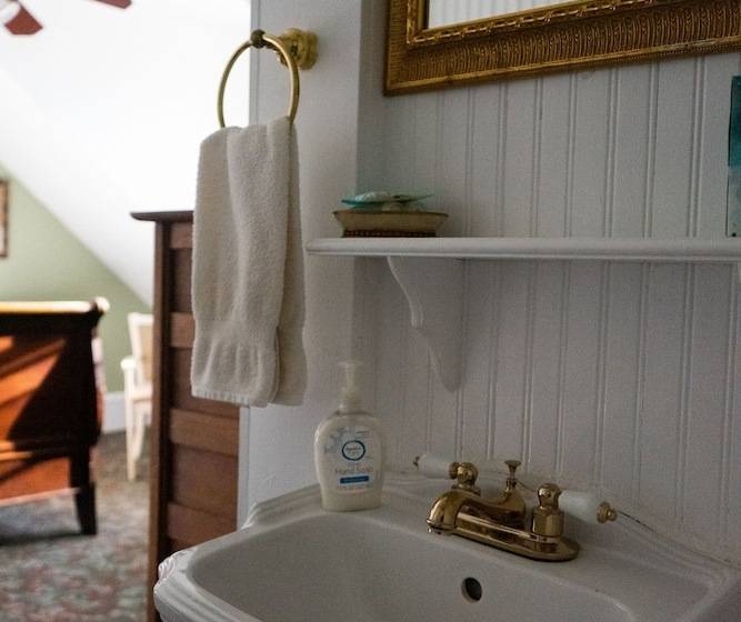 민박 The Dormer House