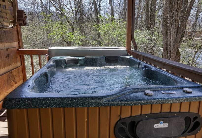 Creekside Memories   2 Bedrooms, 2 Baths, Sleeps 6 Cabin By Redawning