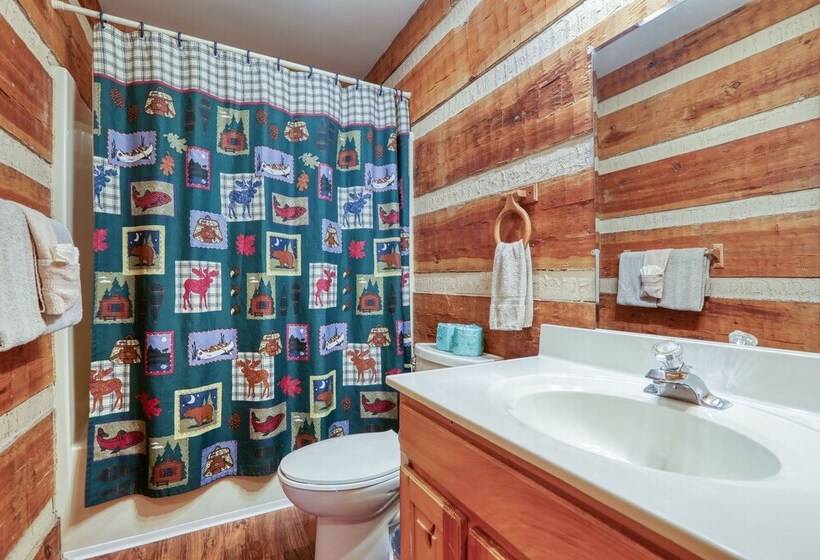 Creekside Memories   2 Bedrooms, 2 Baths, Sleeps 6 Cabin By Redawning