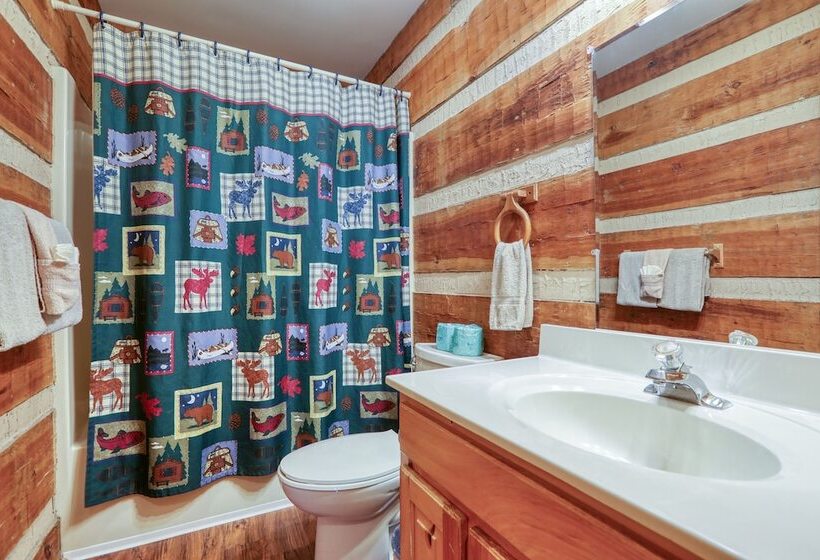 Creekside Memories   2 Bedrooms, 2 Baths, Sleeps 6 Cabin By Redawning