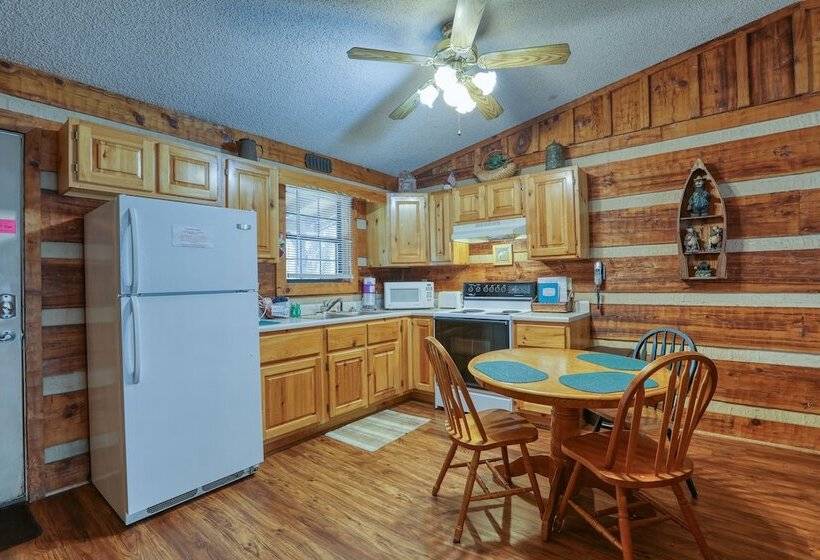 Creekside Memories   2 Bedrooms, 2 Baths, Sleeps 6 Cabin By Redawning