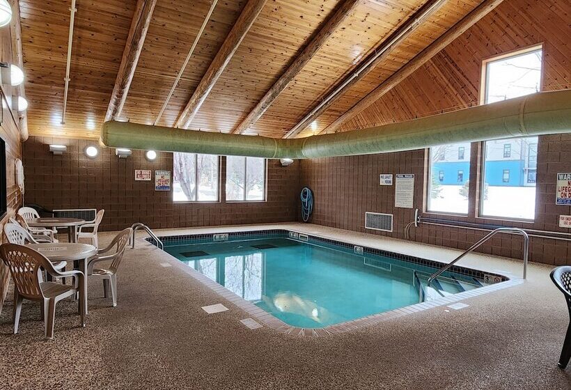 فندق Pine Peaks Lodge & Suites