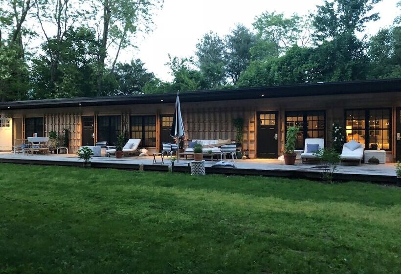 فندق على الطريق A Room At The Beach