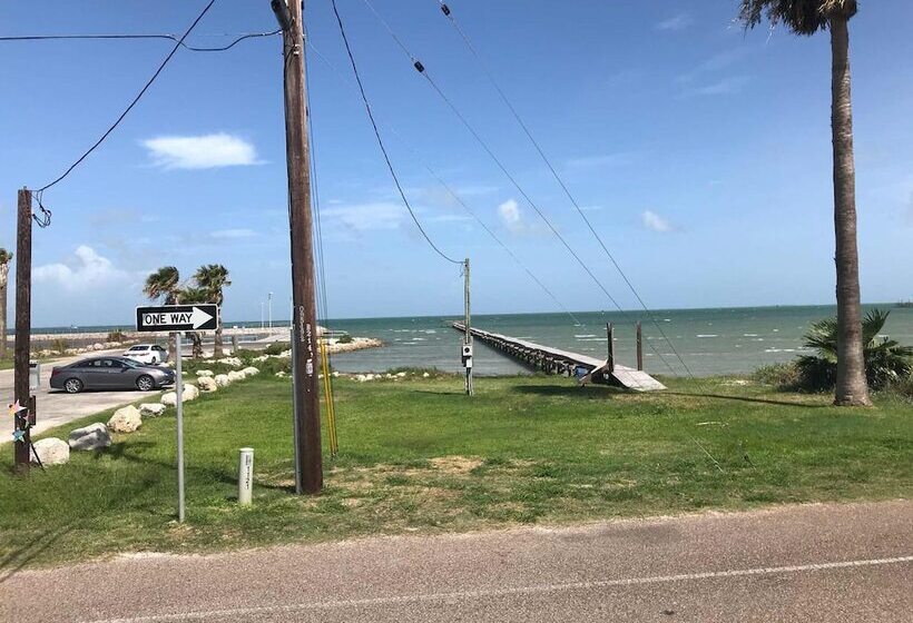 فندق على الطريق Bay View Inn