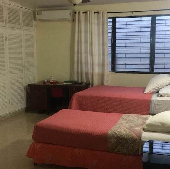 بنسيون Luna House Panama