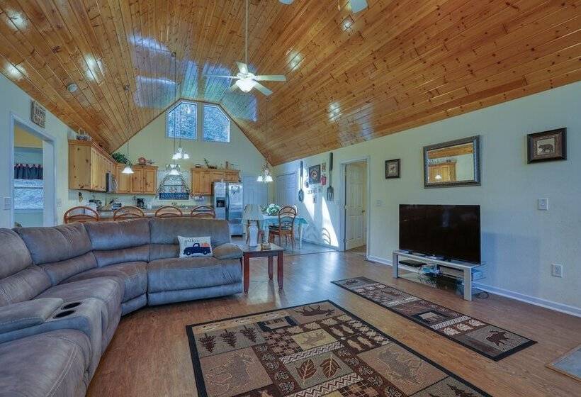 Rivendell Creekside    3 Bedrooms, 2 Baths, Sleeps 6 Cabin By Redawning