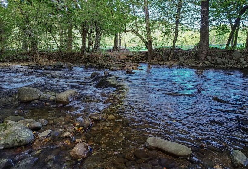 Sweet    2 Bedrooms, 2 Baths, Sleeps 6 Cabin By Redawning