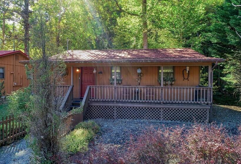 Whispering Creek   2 Bedrooms, 1 Baths, Sleeps 6 Cabin By Redawning