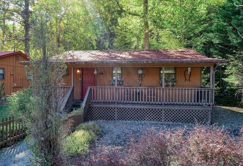 Whispering Creek   2 Bedrooms, 1 Baths, Sleeps 6 Cabin By Redawning