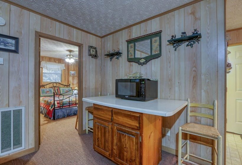 Whispering Creek   2 Bedrooms, 1 Baths, Sleeps 6 Cabin By Redawning
