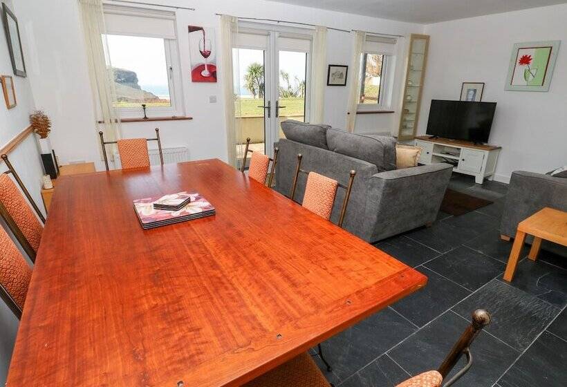 White Lodge Apartment