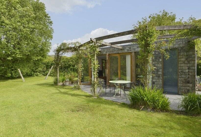 3 Newhall Green