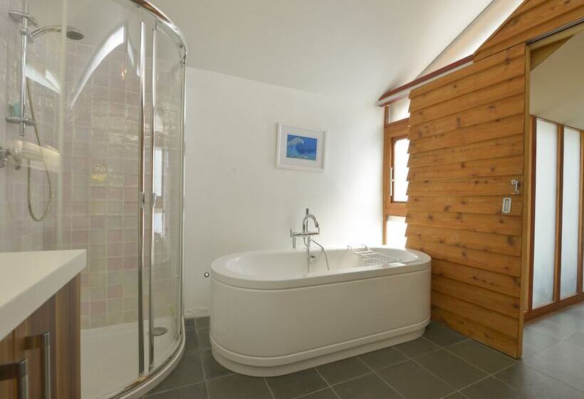 3 Newhall Green
