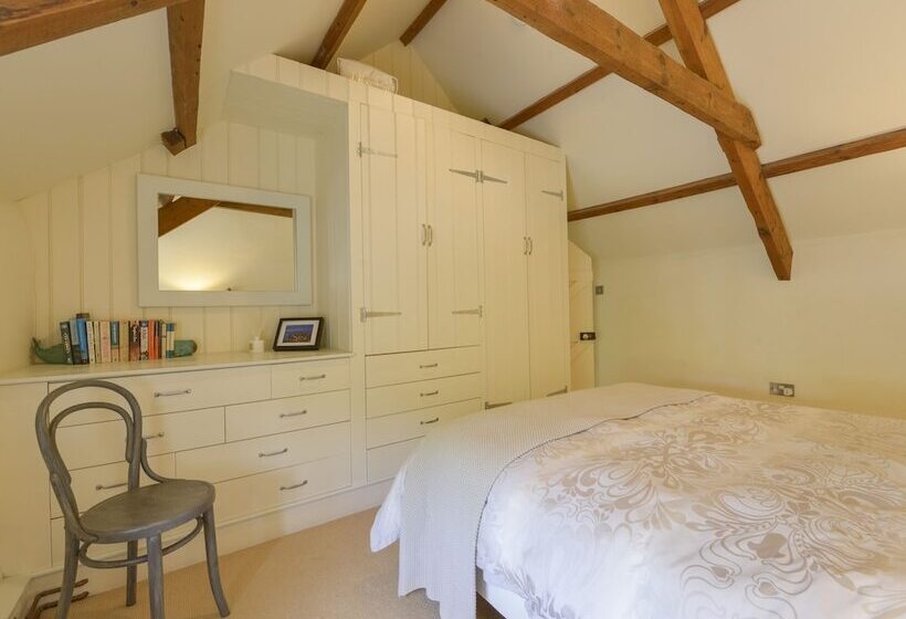 3 Newhall Green