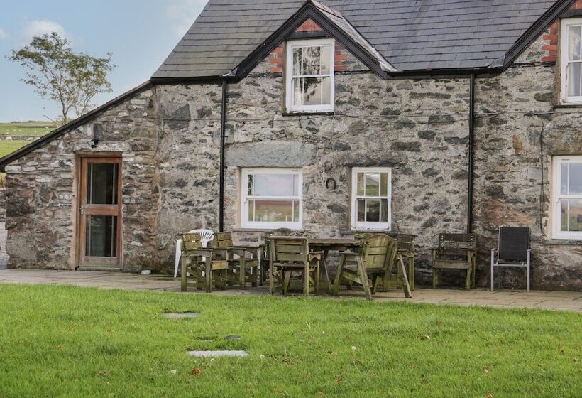 Bryn Dedwydd Farmhouse