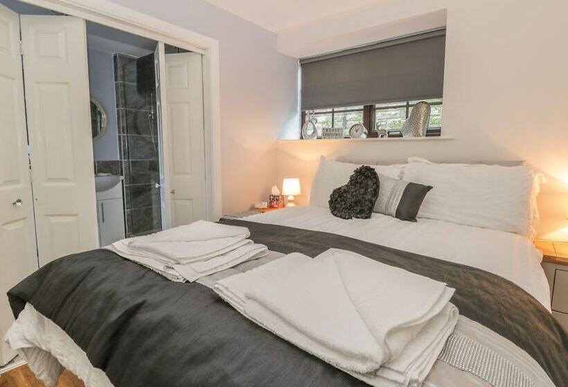 Glebe Hall Apartment