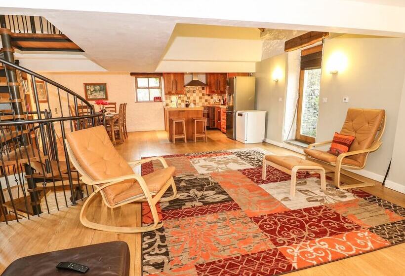 The Barn At Smalldale Hall