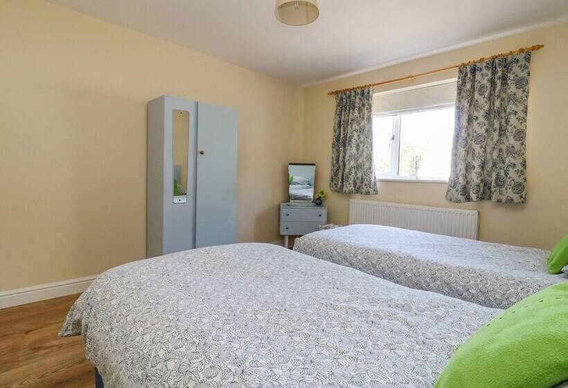 1 Pines Farm Cottages