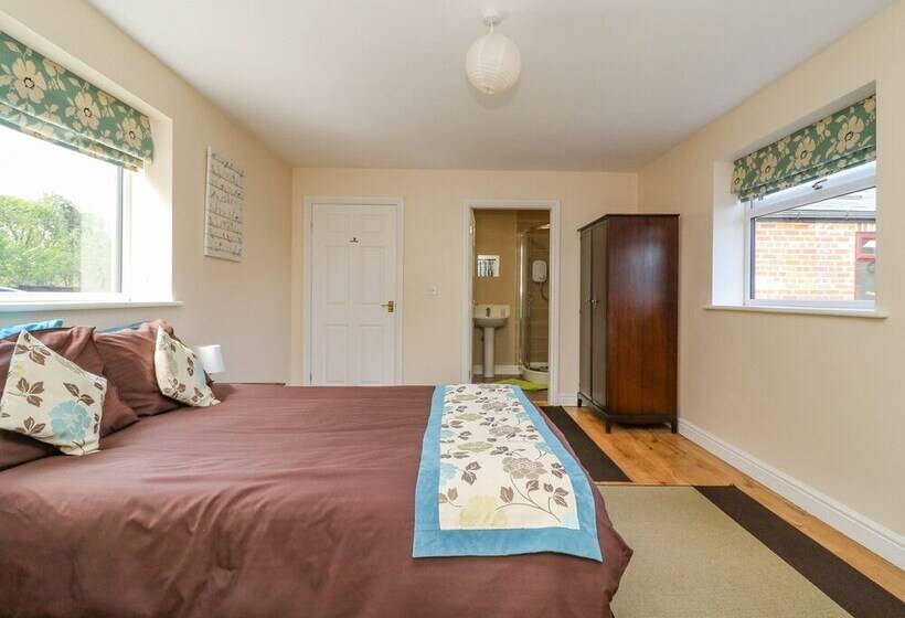 1 Pines Farm Cottages