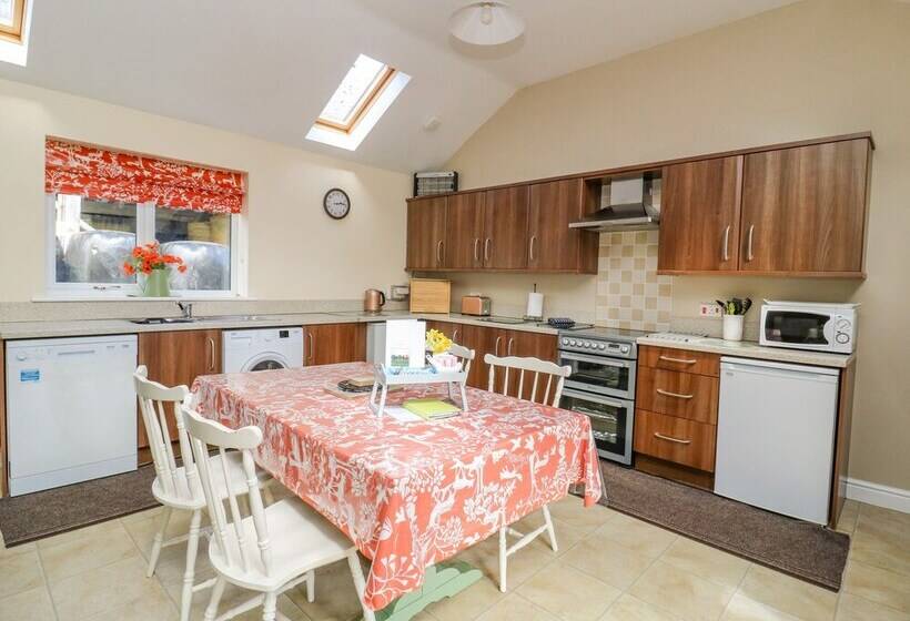 1 Pines Farm Cottages