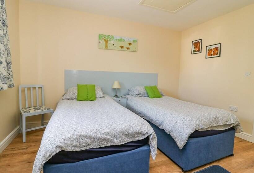 1 Pines Farm Cottages