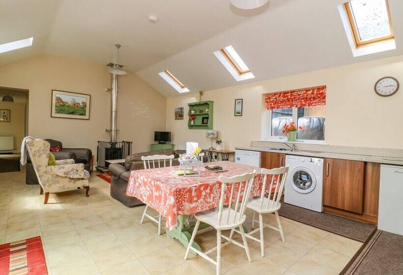 1 Pines Farm Cottages