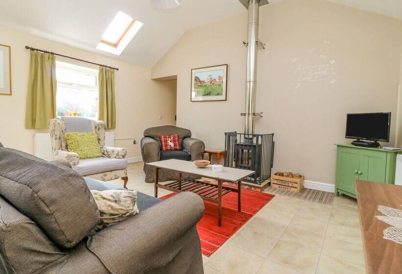 1 Pines Farm Cottages