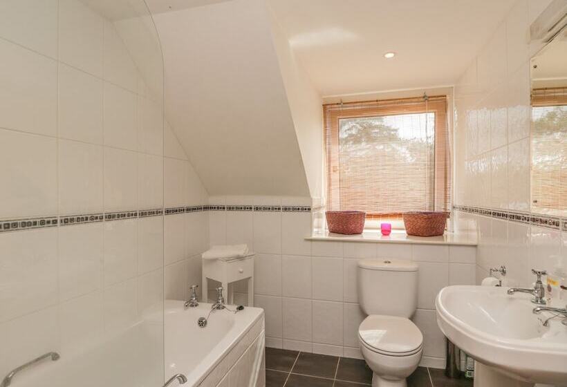 10 Monarch Country Apartments