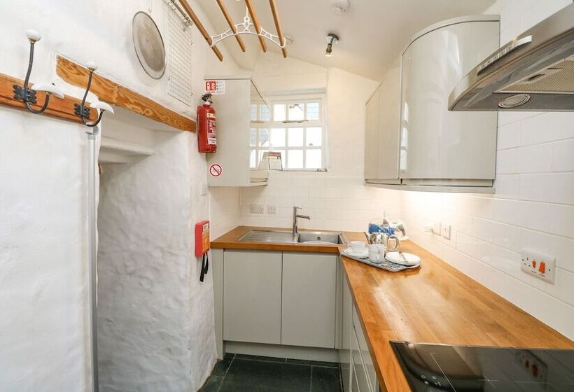 2 Rose Cottages