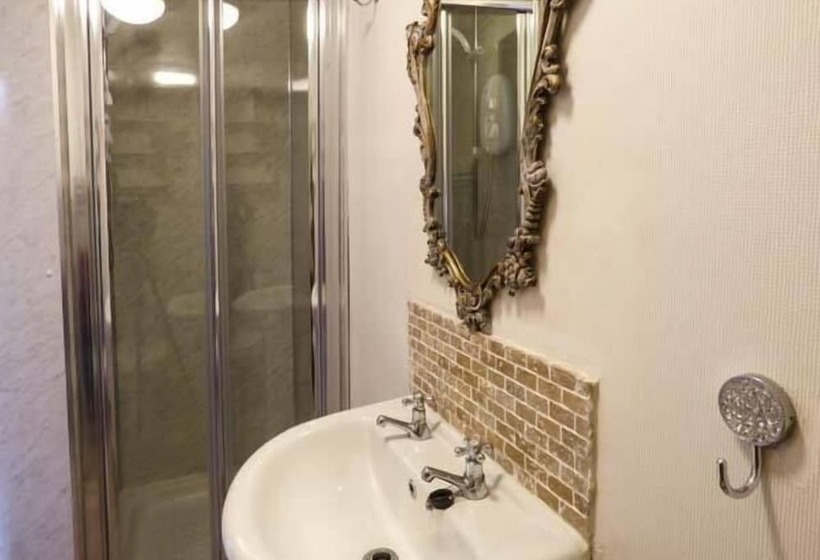 3 Queen Marys Buildings