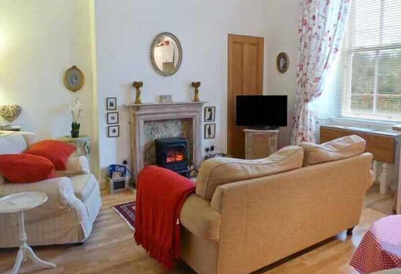 3 Queen Marys Buildings