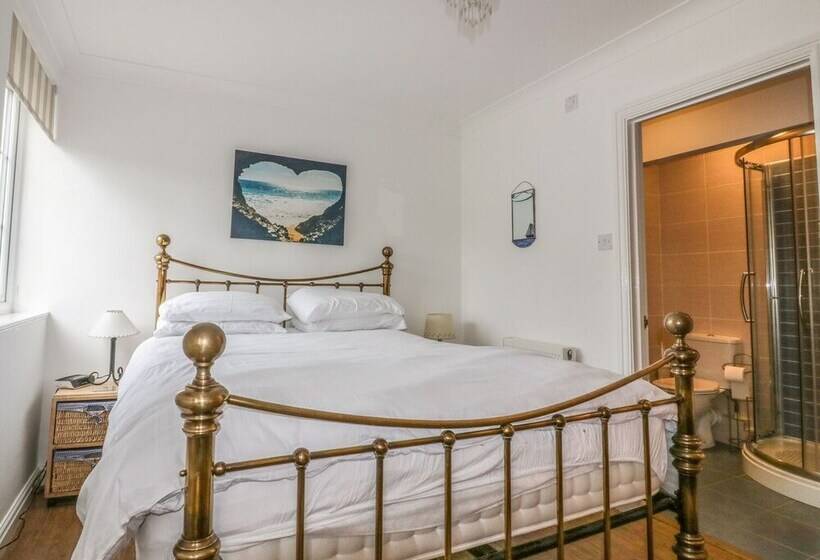 Apartment 1, Trearren