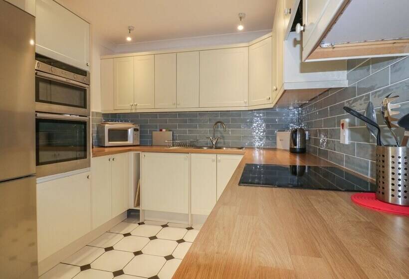 Apartment 1, Trearren