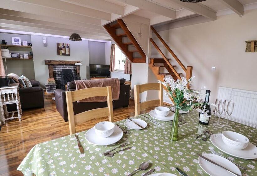Cozy Cwtch Cottage