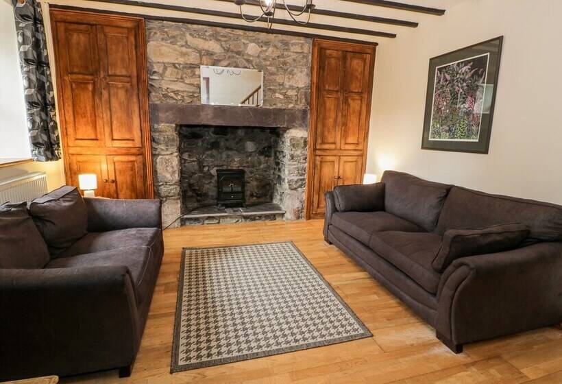 Ddol Helyg Farmhouse