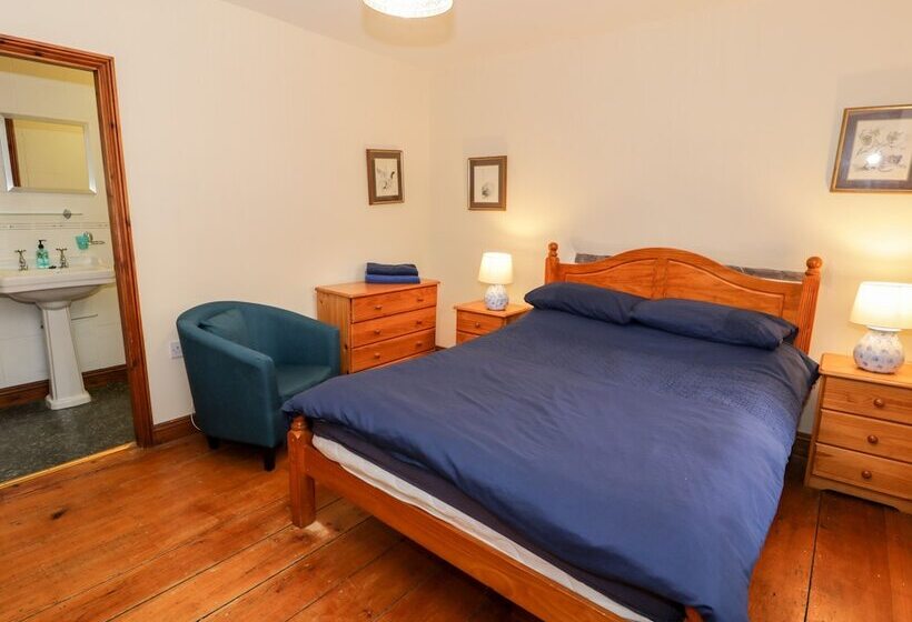 Ddol Helyg Farmhouse