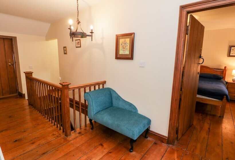 Ddol Helyg Farmhouse