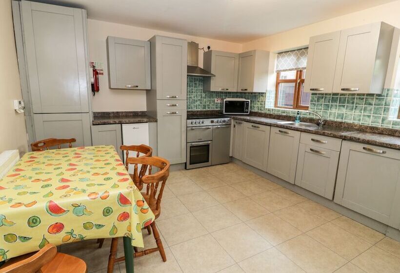 Ddol Helyg Farmhouse