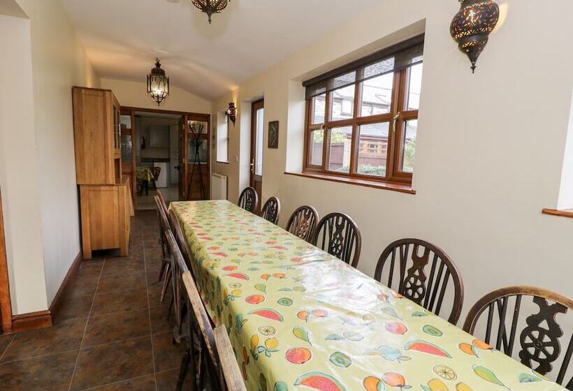 Ddol Helyg Farmhouse