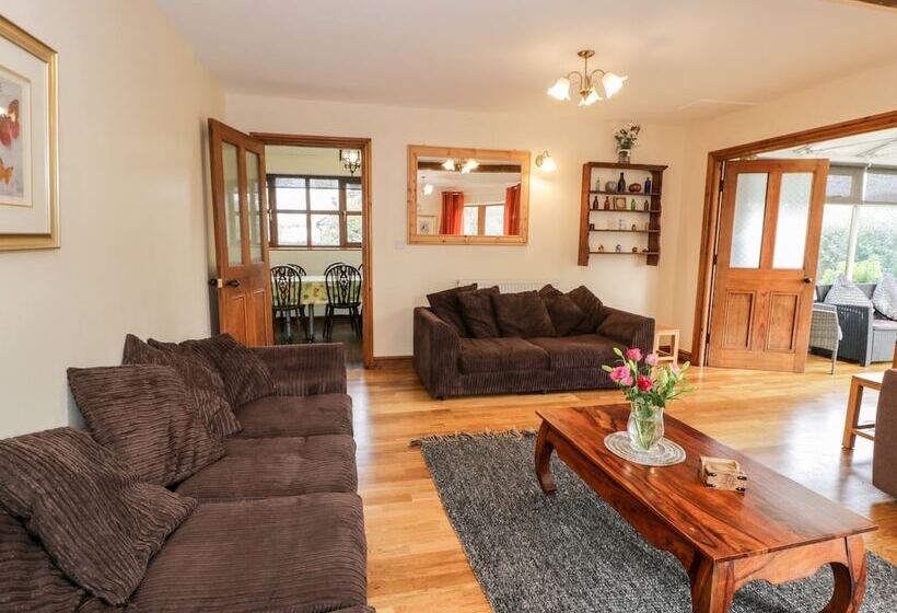 Ddol Helyg Farmhouse