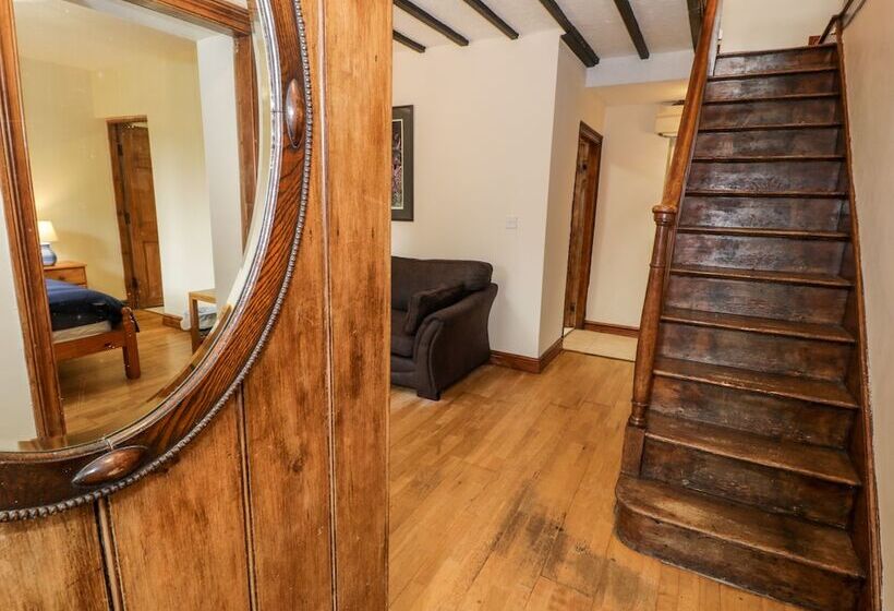 Ddol Helyg Farmhouse