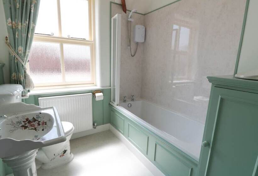 Just A Cottage, Newlands Farm