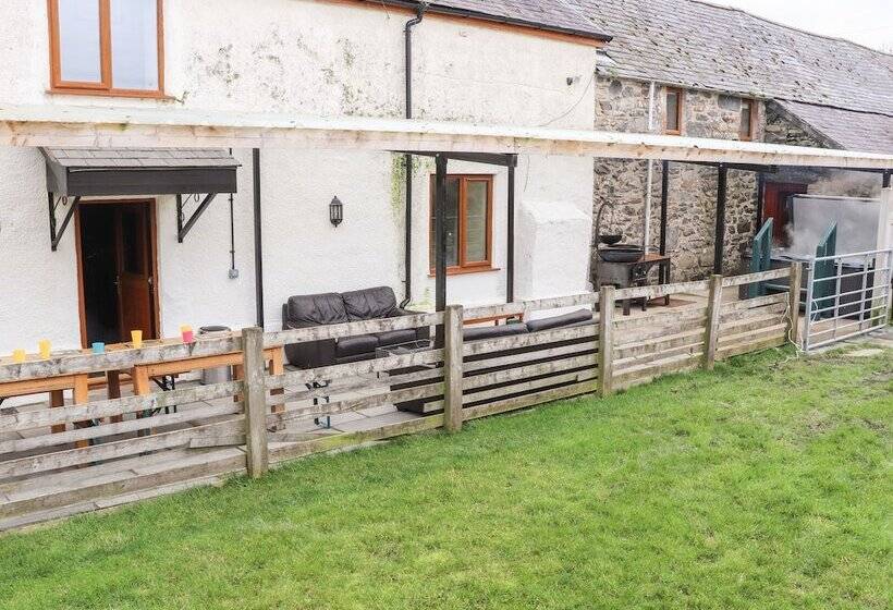 Maestyddyn Farm House