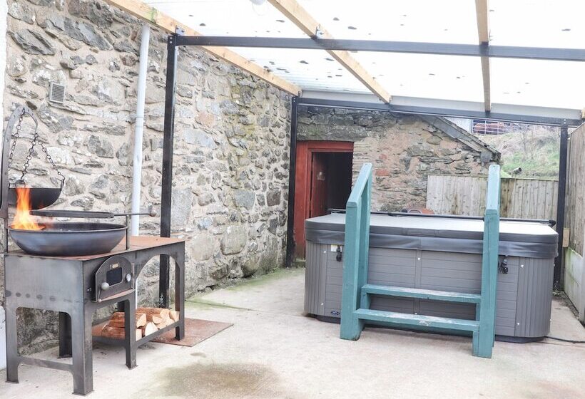 Maestyddyn Farm House