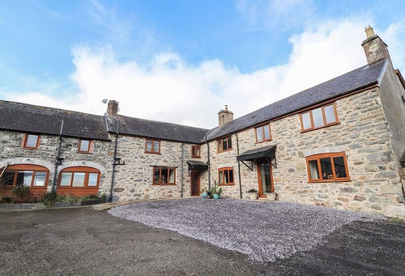 Maestyddyn Farm House