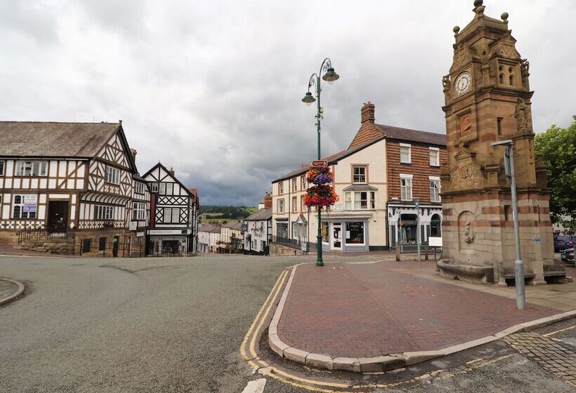 Maestyddyn Farm House