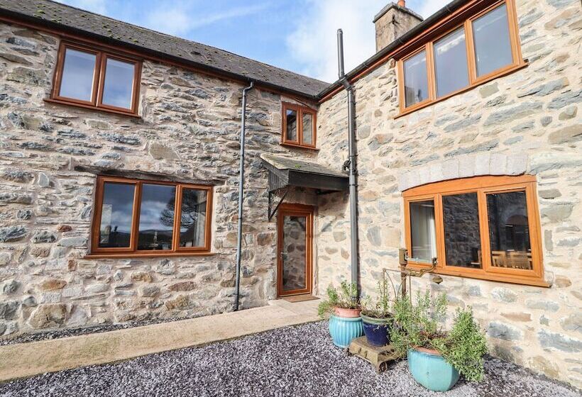 Maestyddyn Farm House