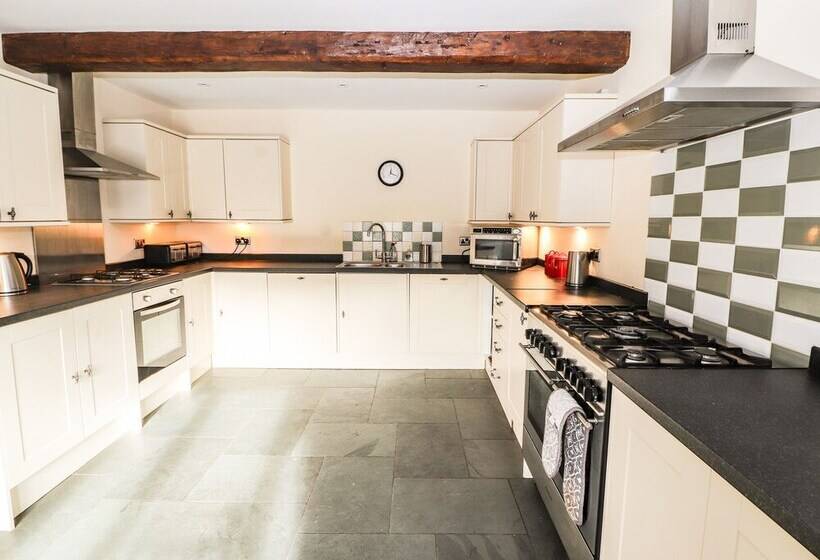 Maestyddyn Farm House